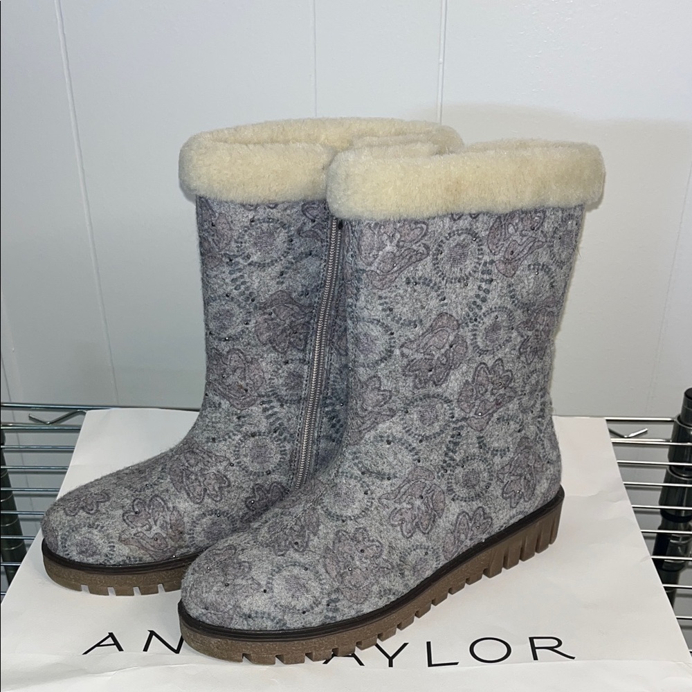 Cozy Floral Winter Boots with Cream Trim